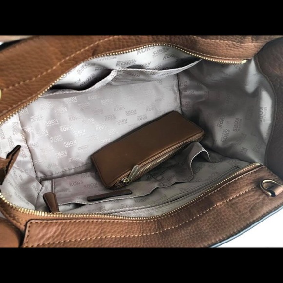 ❌SOLD❌Authentic Michael Kors purse and wallet set - Picture 3 of 3